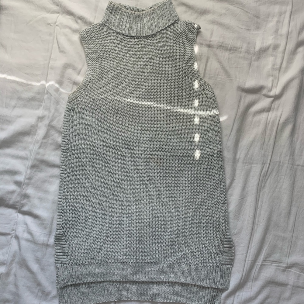 Sleeveless knit turtleneck